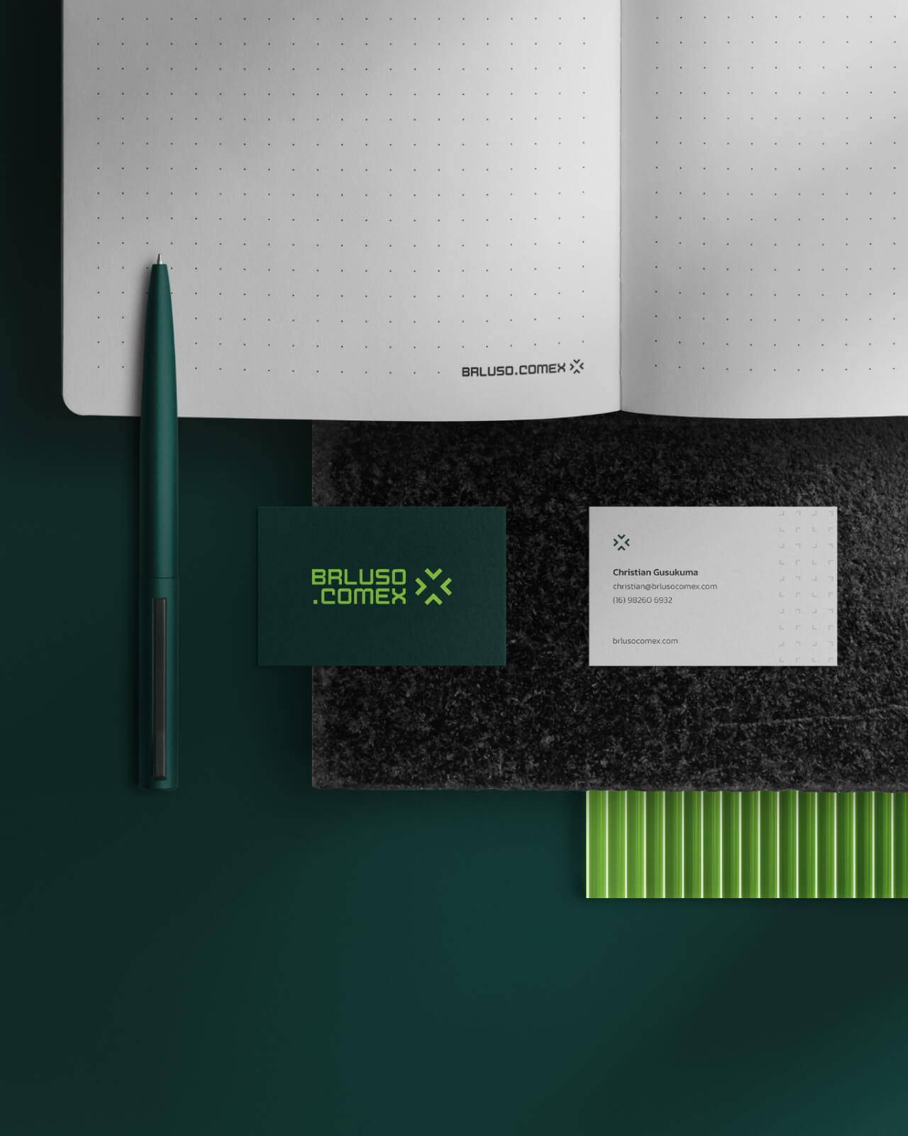 Exemplos de papelaria da identidade visual, como caderno, cartões de visita e cores da marca.